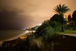 Pobřeží španělského letoviska Miami Platja v noci