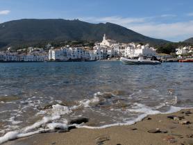Pobřeží španělského městečka Cadaqués