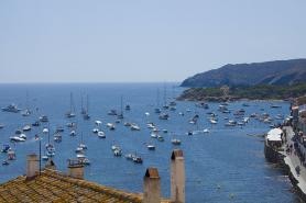 Pobřeží u španělského městečka Cadaqués