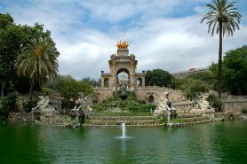 Barcelona a fontána v jednom z parků
