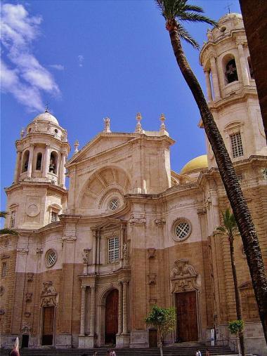 Pohled na katedrálu Santa Cruz ve městě Cádiz
